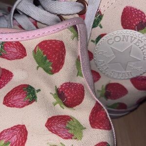 High top Strawberry converse 🤍